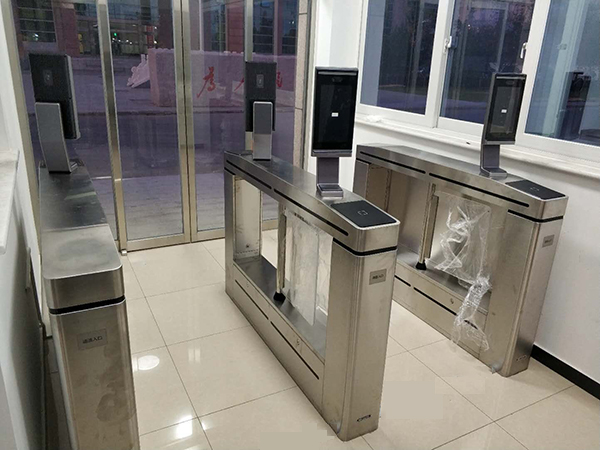 人臉識別閘機安裝完成