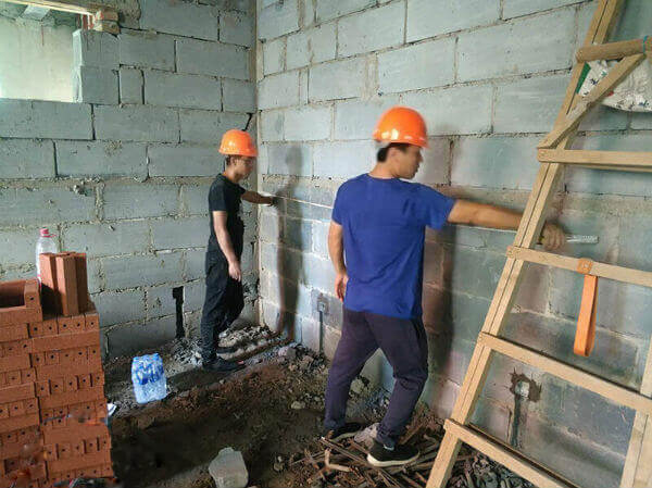 施工員正在勘察監(jiān)控安裝現場