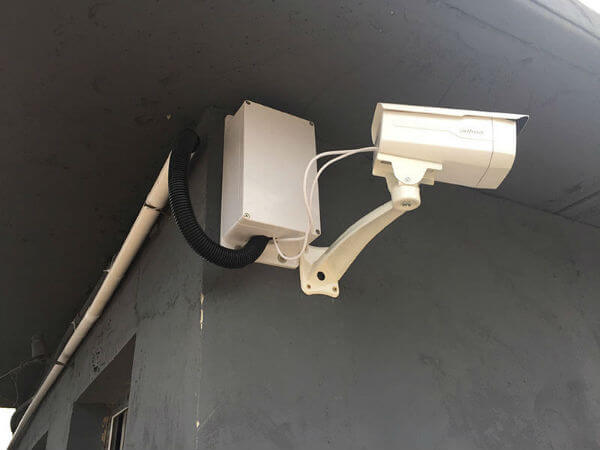 廠區(qū)房屋走廊安裝監(jiān)控