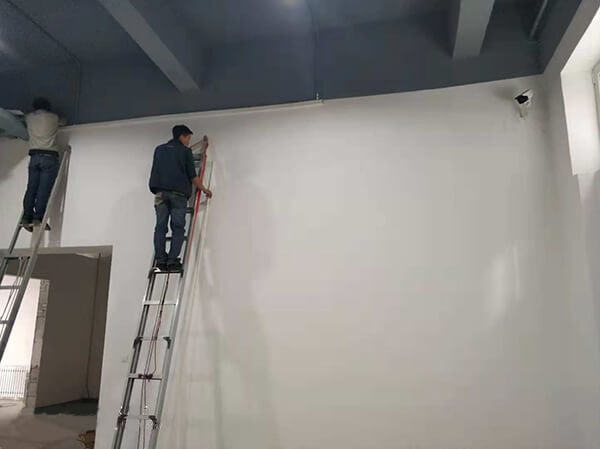 工人們正在安裝視頻監(jiān)控