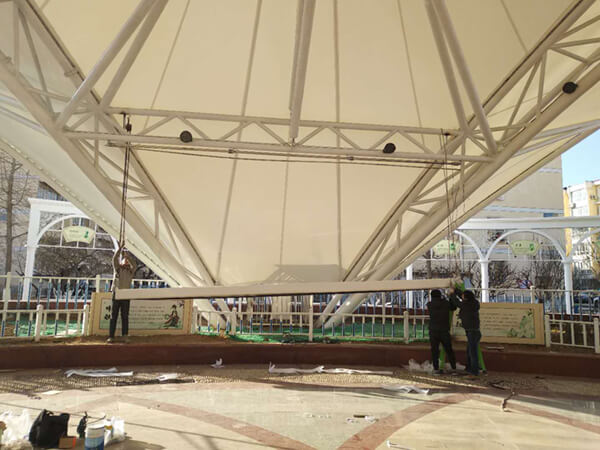 工人們正在安裝投影幕布