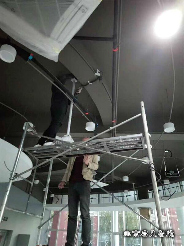 工人正在安裝投影設(shè)備