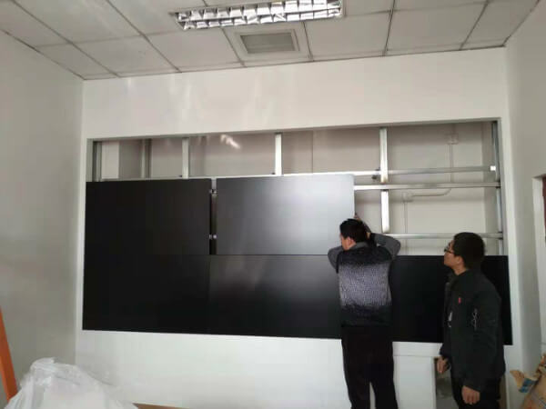 工人正在安裝大屏顯示